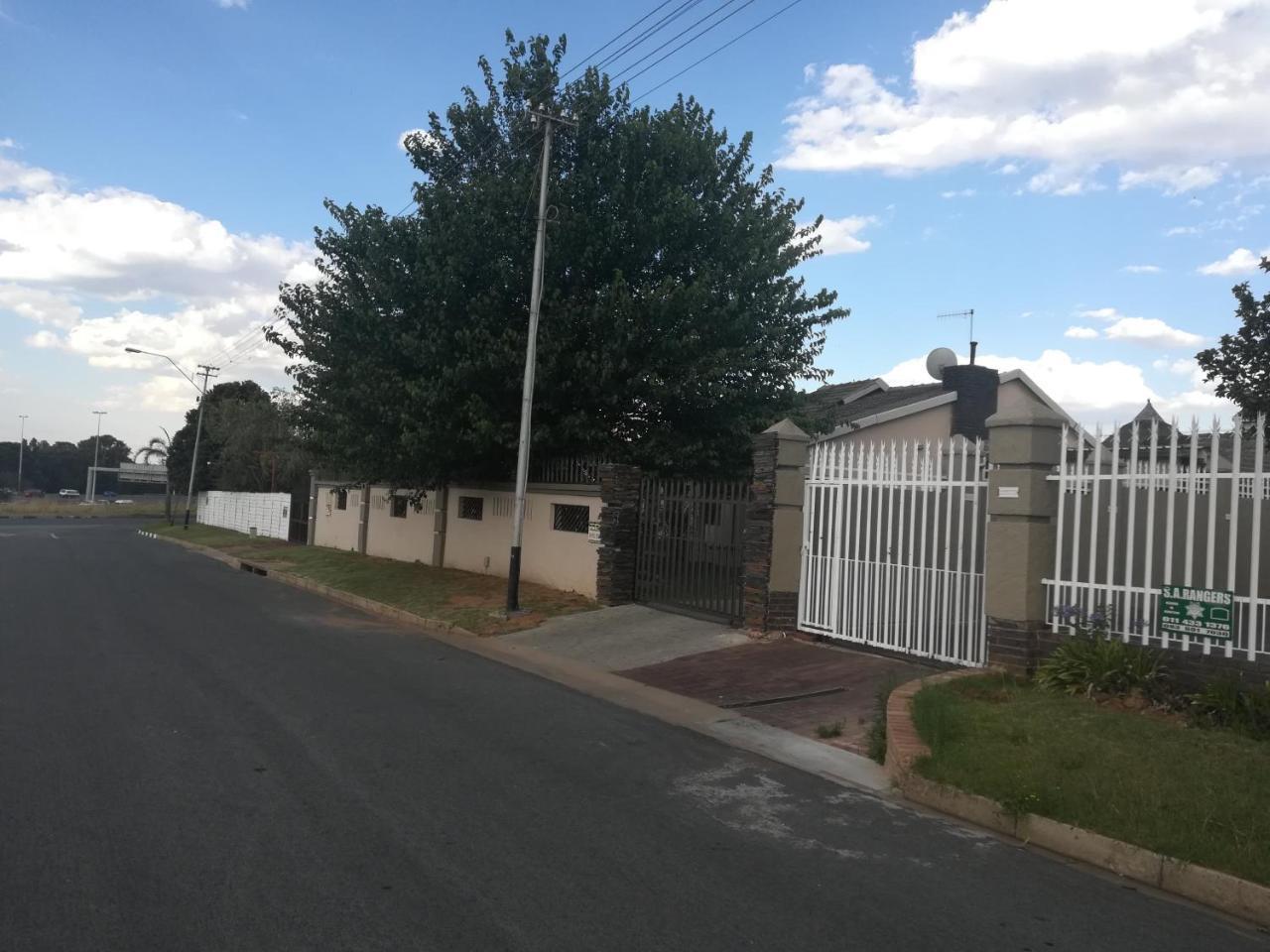 Lalela House Apartment Johannesburg Bagian luar foto